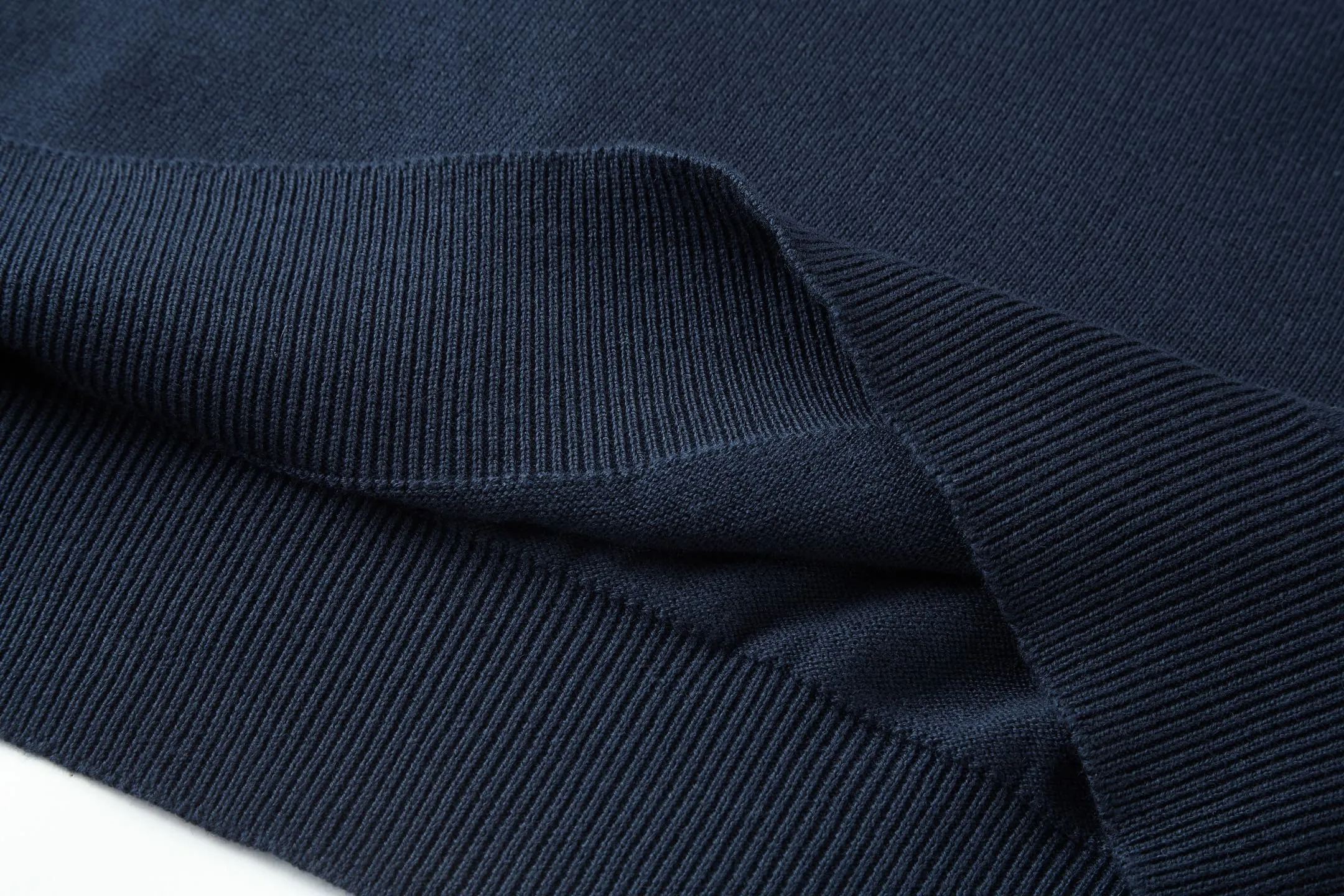 🅿️440 1v 25SS cuff jacquard crew neck sweater (navy blue) The original version was purchased for 15,100 and developed. The fabric is made of 55% cashmere fabric and 45% cotton. The fabric is soft and comfortable and does not cling to the upper body. The three-dimensional and stylish version can be worn outside or as a base layer. The fabric is washed frequently to fix the pattern and color. The jacquard is made of professional point jacquard on wool looms imported from Germany, and is reproduced from the original 1:1 scanned pattern. This round-neck pullover is made of soft cashmere in trendy tones and features Monogram elements on the ribbed knitted cuffs. It goes well with a variety of looks. Size:S-M-L-XL